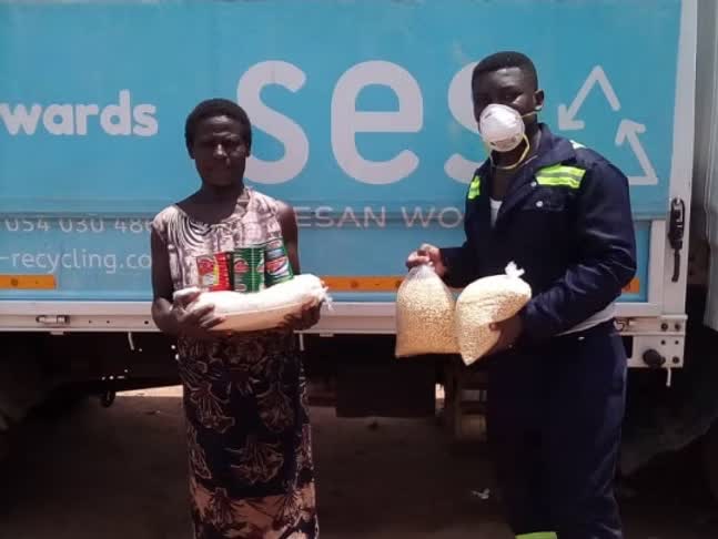 SESA leading a recycling activity with school students in 2019 (4/4)