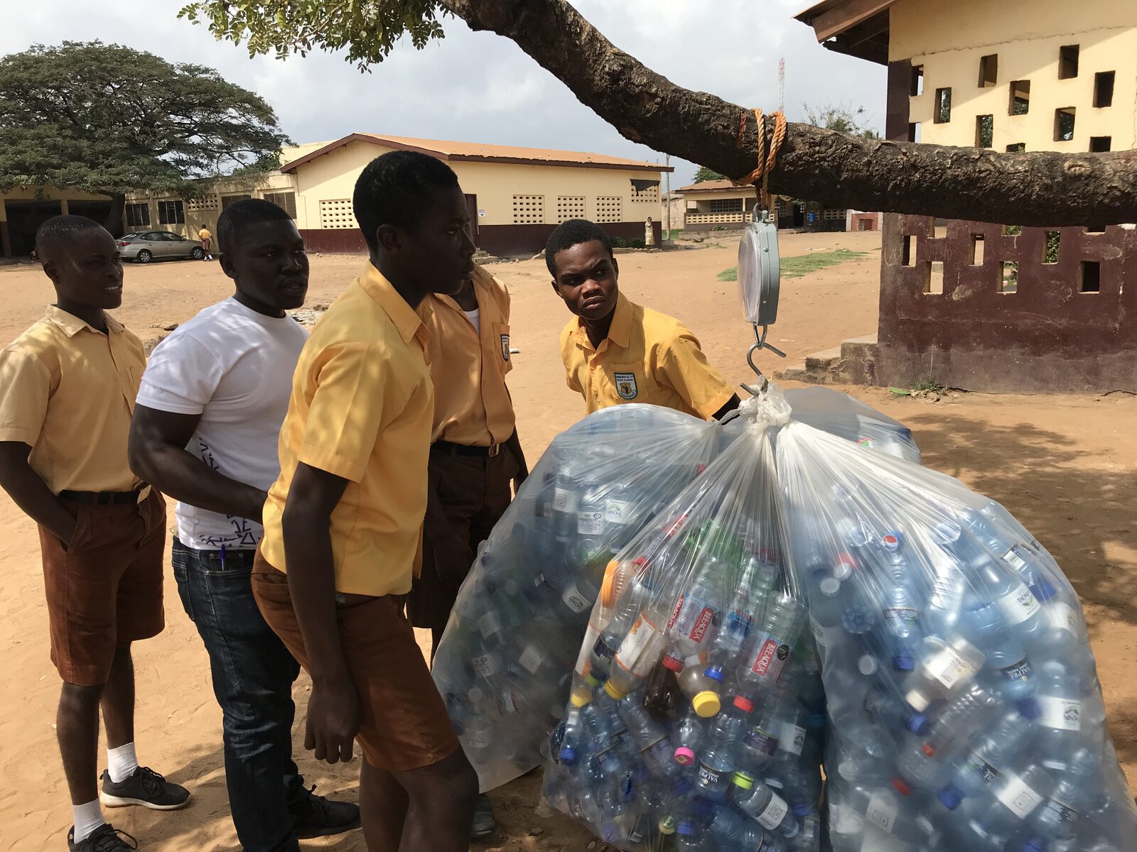SESA leading a recycling activity with school students in 2019 (3/4)